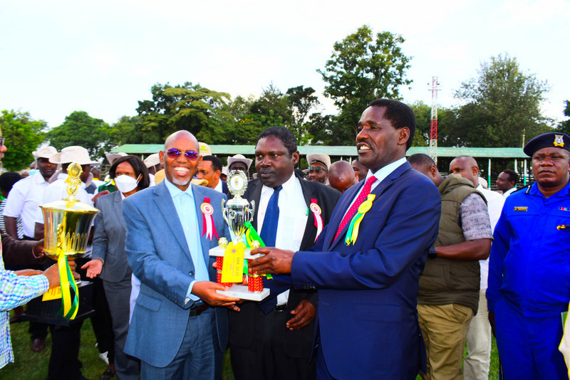 Adc CEO Mr Mohammed Bulle receives an award for the Suoreme Champion Dairy cow at the ASK show 2022